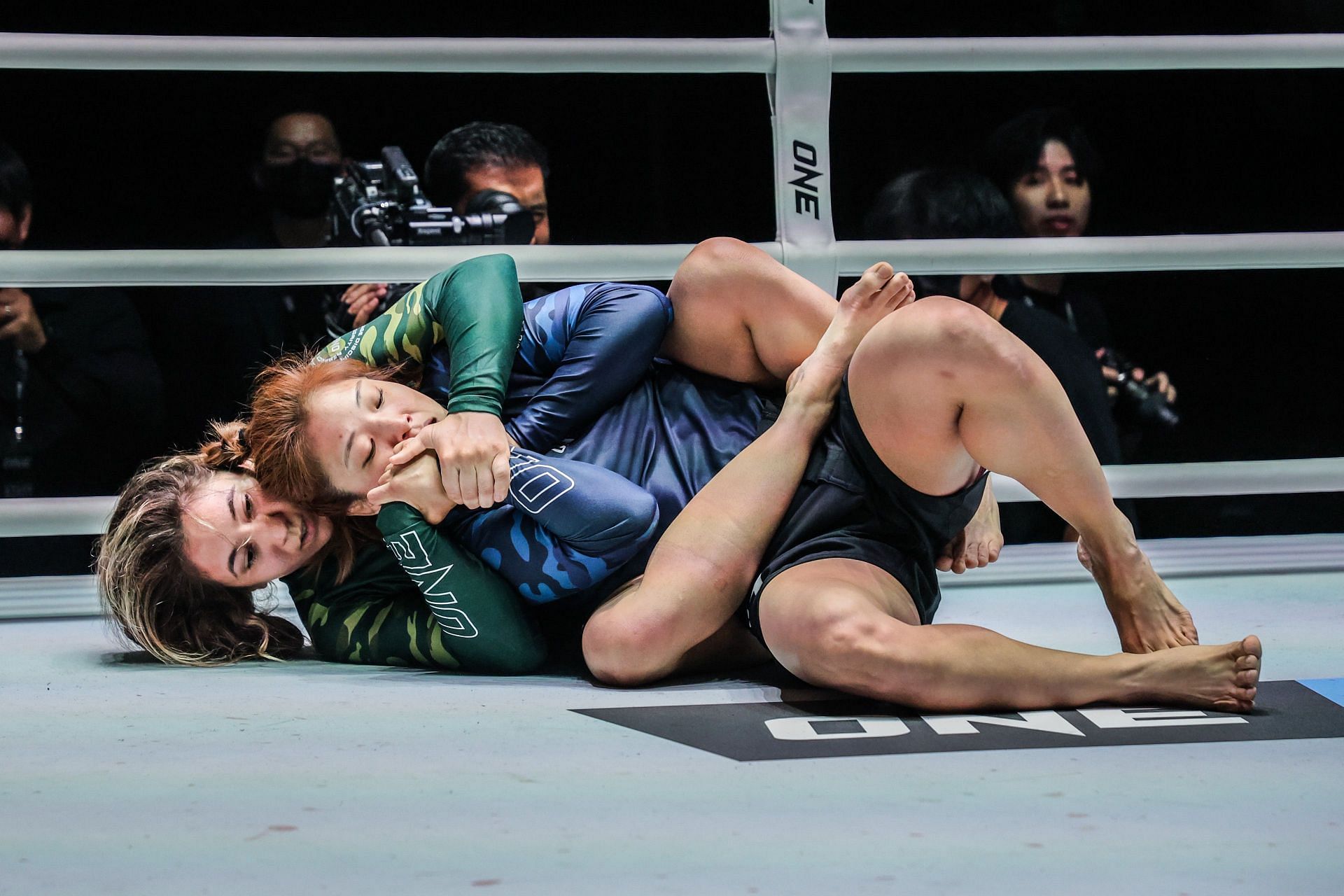 Mayssa Bastos moving in for a a rear-naked choke against the ever-talented Kanae Yamada.