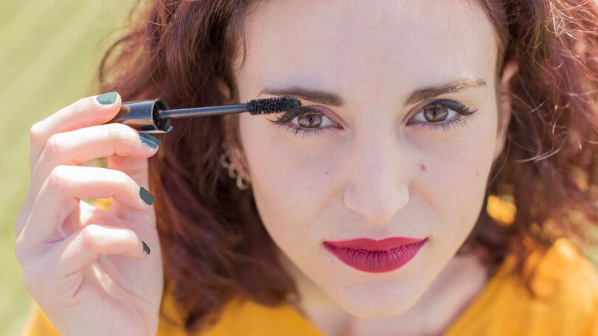 Should one apply mascara before or after false eyelashes?