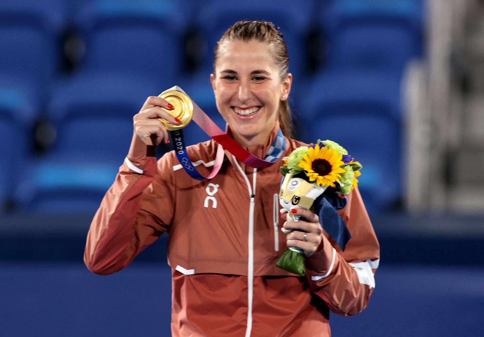 Belinda Bencic poses with gold medal at Tokyo Olympics 2021