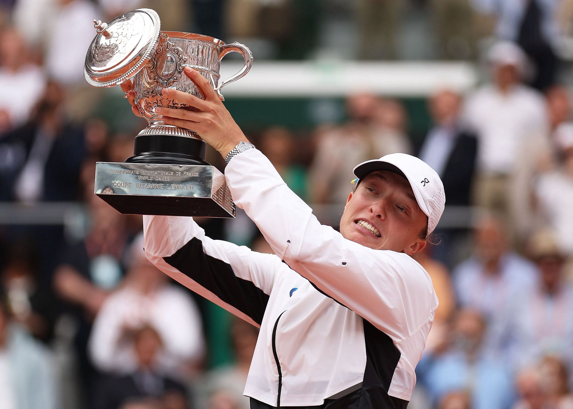 Iga Swiatek poses with the 2023 French Open trophy