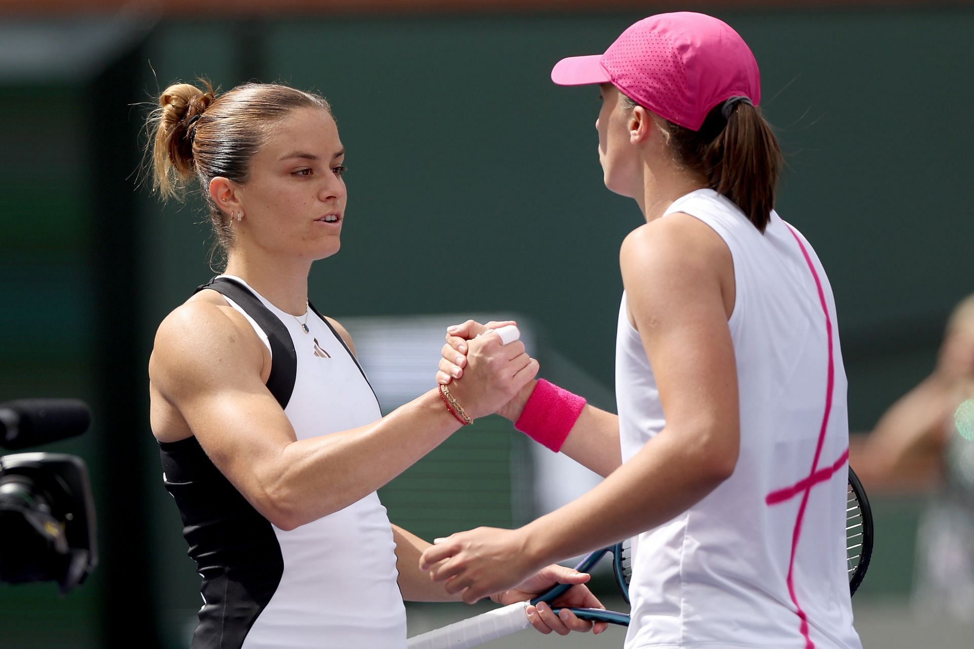 Maria Sakkari (L) and Iga Swiatek pictured at the 2024 BNP Paribas Open