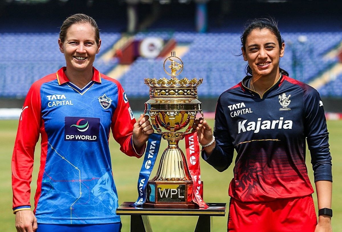 Meg Lanning and Smriti Mandhana pose with the trophy. (Credits: Twitter)