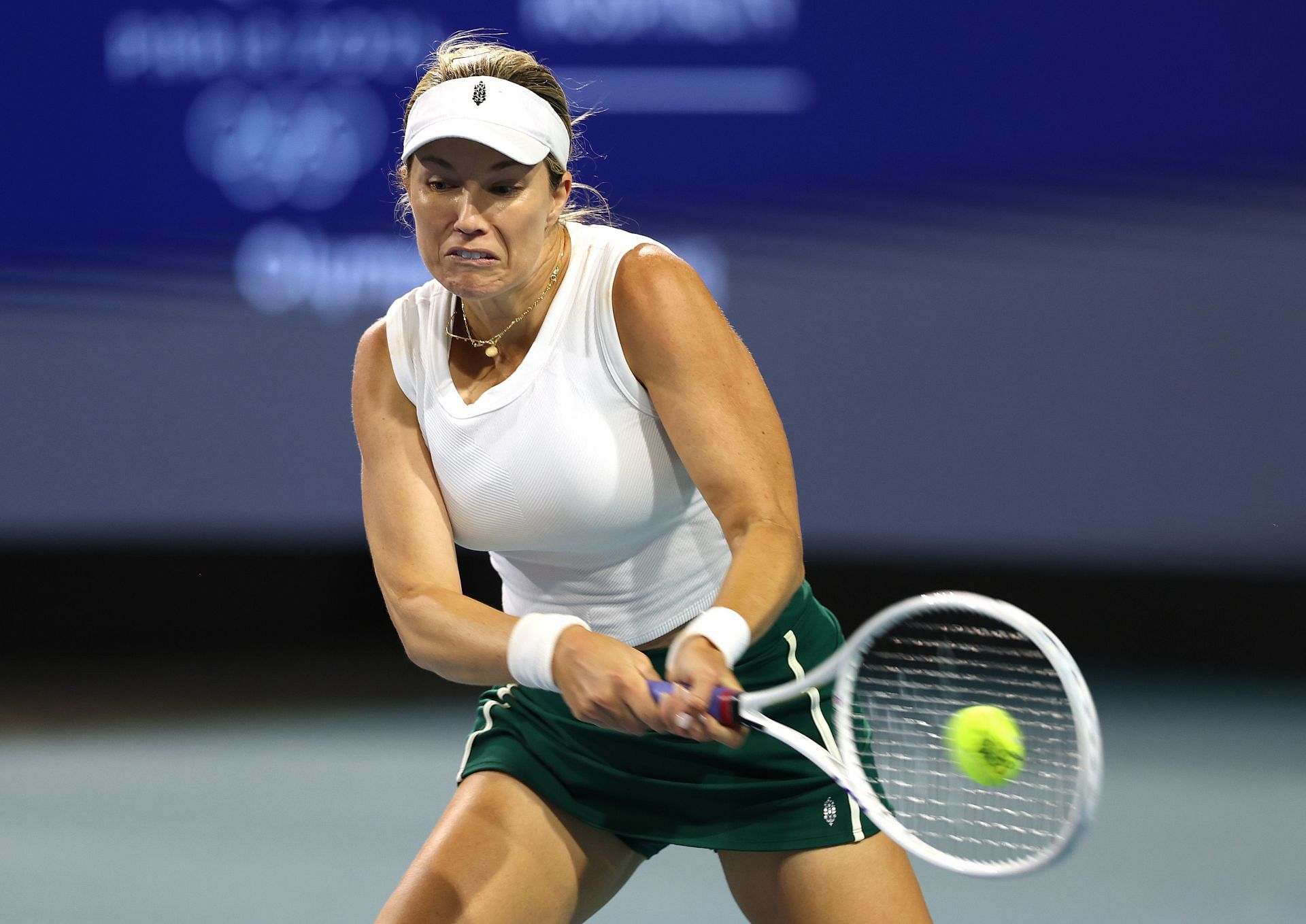 Danielle Collins hits a backhand at Miami Open 2024