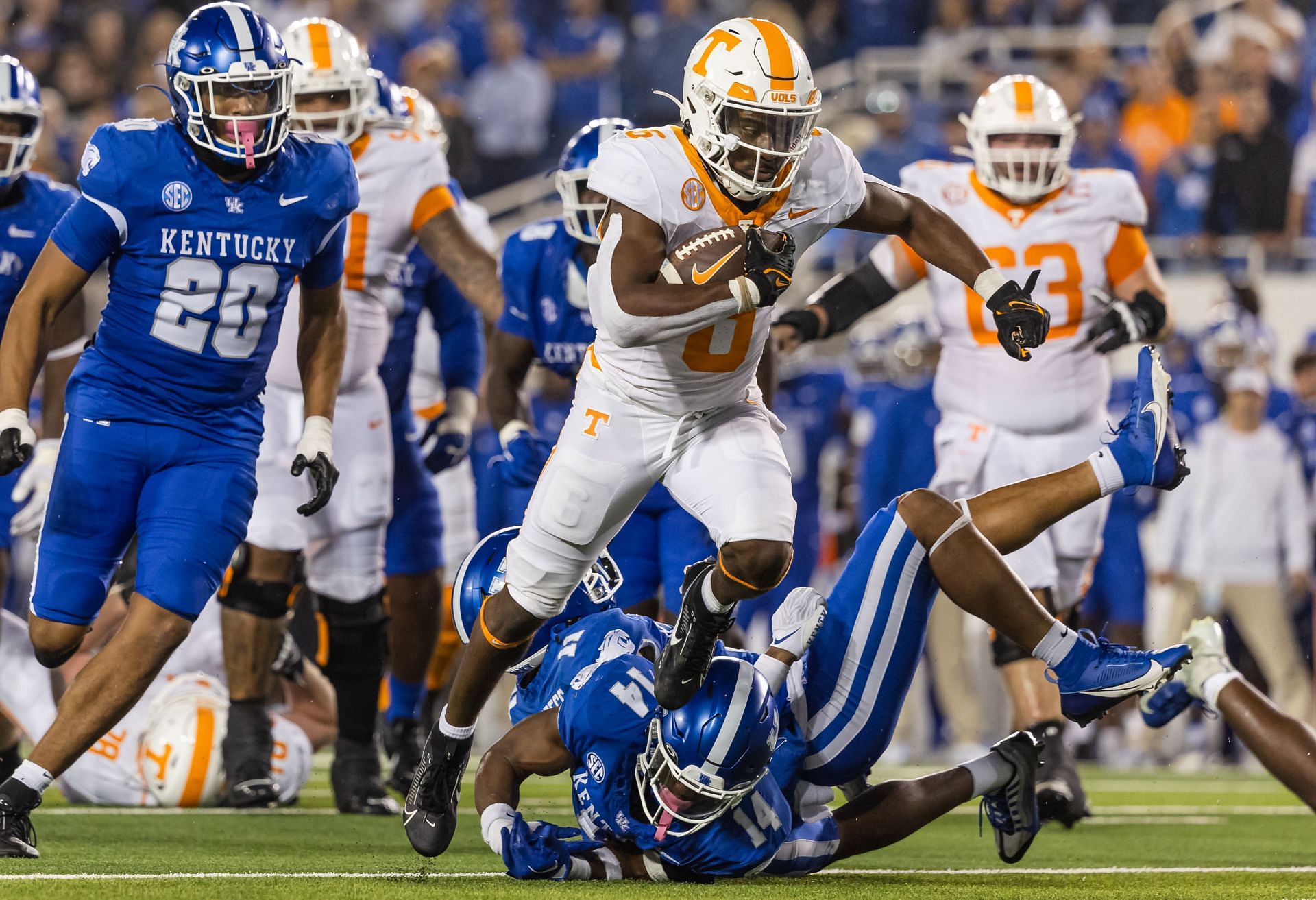 Jaylen Wright #0 of the Tennessee Volunteers runs the ball against Ty Bryant #14 of the Kentucky Wildcats