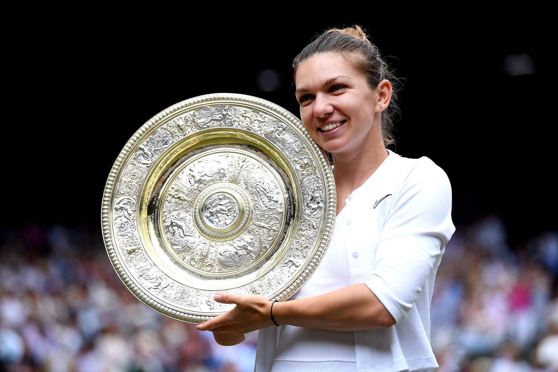 Simona Halep with the 2019 Wimbledon Championships trophy