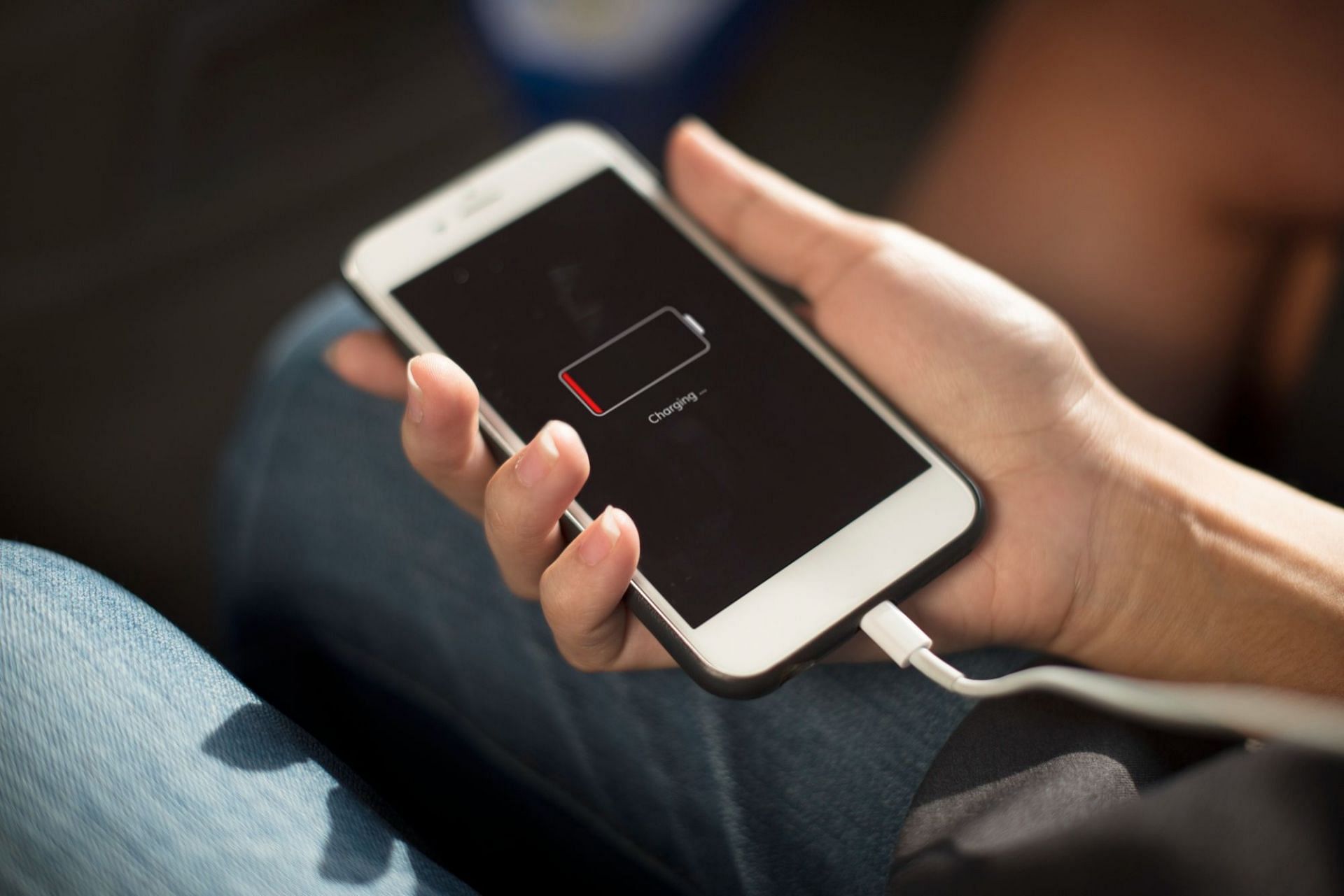 Is low battery anxiety real? (Image by rawpixel.com on Freepik)