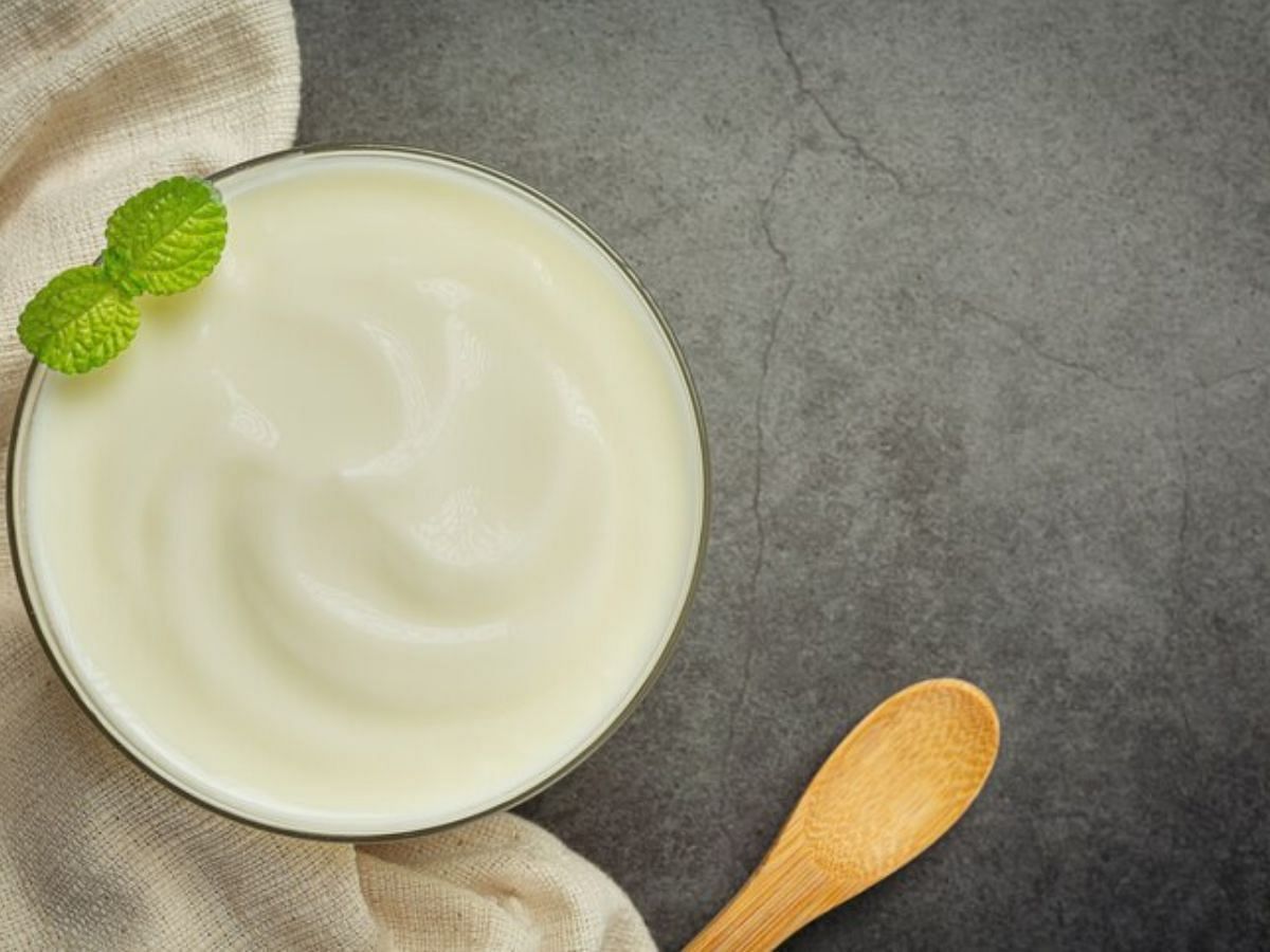 Yogurt and lemon juice for a luminous blend (Image via Freepik)