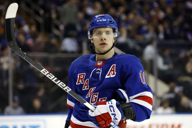 Artemi Panarin adds to St. Patrick's Day spirit with sneaky move between the benches