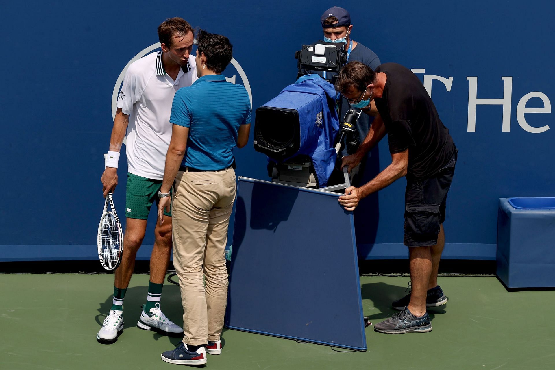 Daniil Medvedev argues with the umpire at the 2021 Cincinnati Masters