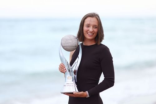 Iga Swiatek with the Miami Open 2022 trophy