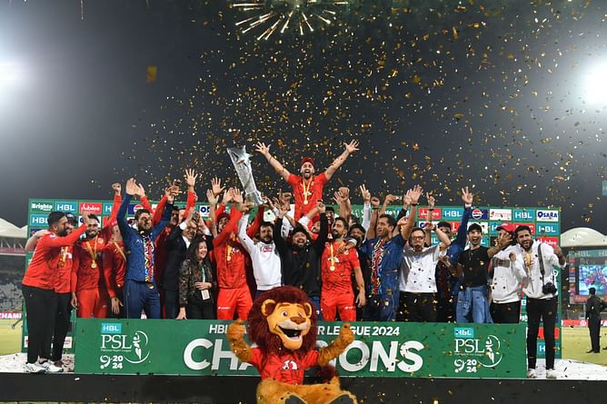 Islamabad United win their 3rd PSL trophy after Hunain Shah's final-ball boundary
