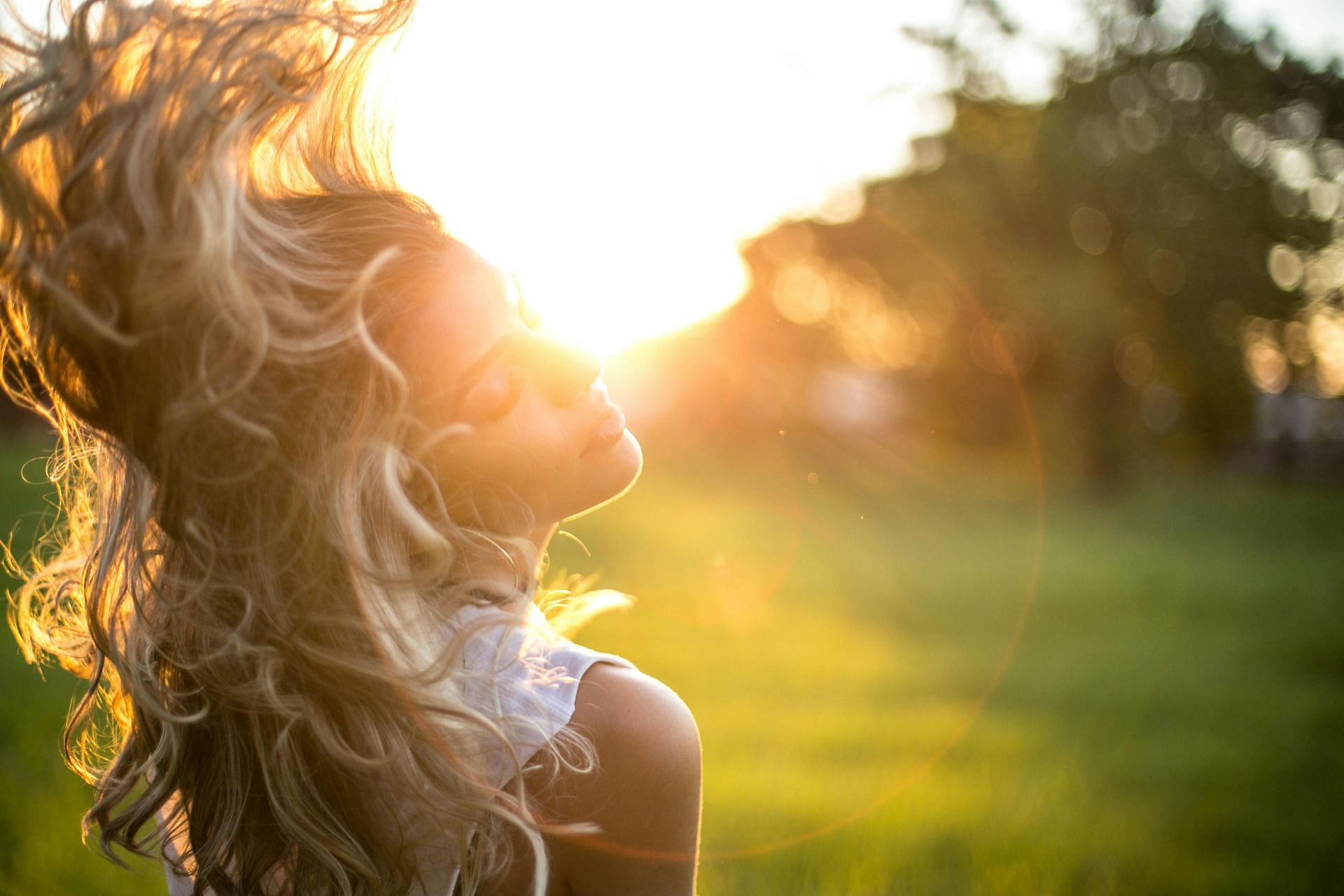 protect your hair while sleeping (image sourced via Pexels / Photo by garon)