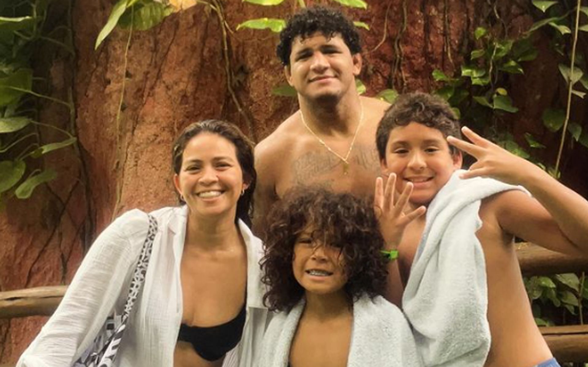 Gilbert Burns with his wife and sons [Image Courtesy: @brunaburns Instagram]