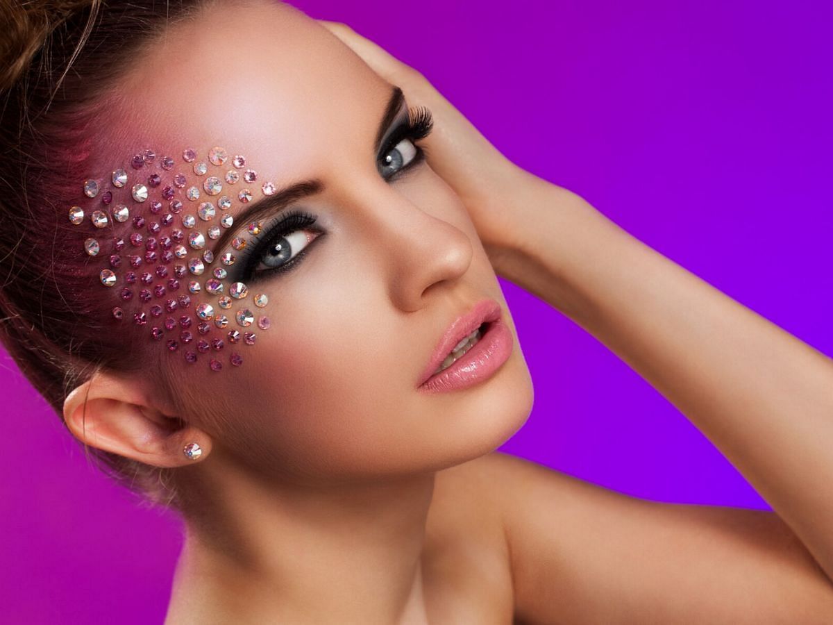 Disco makeup look (image via Freepik)