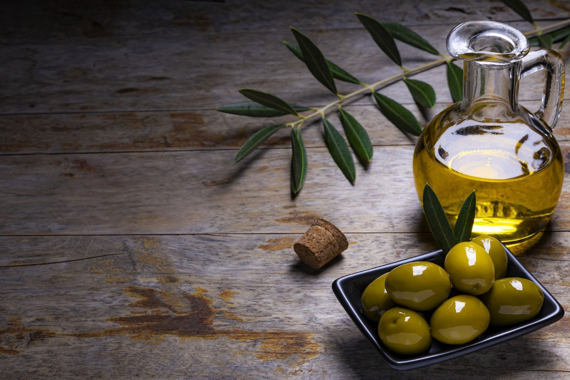 Difference between extra virgin and normal olive oil: EVOO is more healthy (Image by wire stock on Freepik)