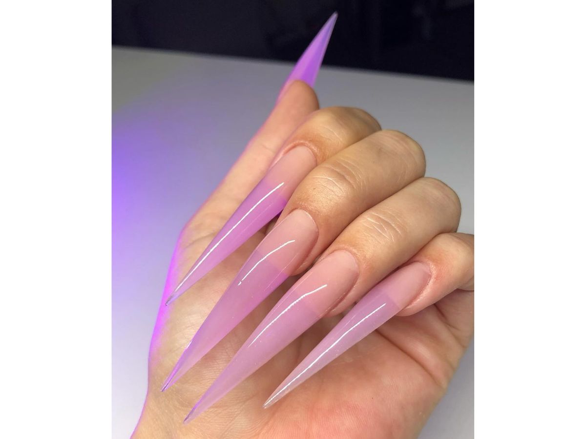 Stiletto pink nails (Image via @noodle_yess/Instagram)