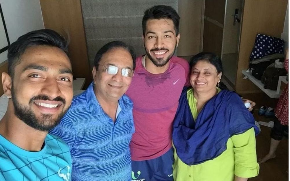 Krunal Pandya with family