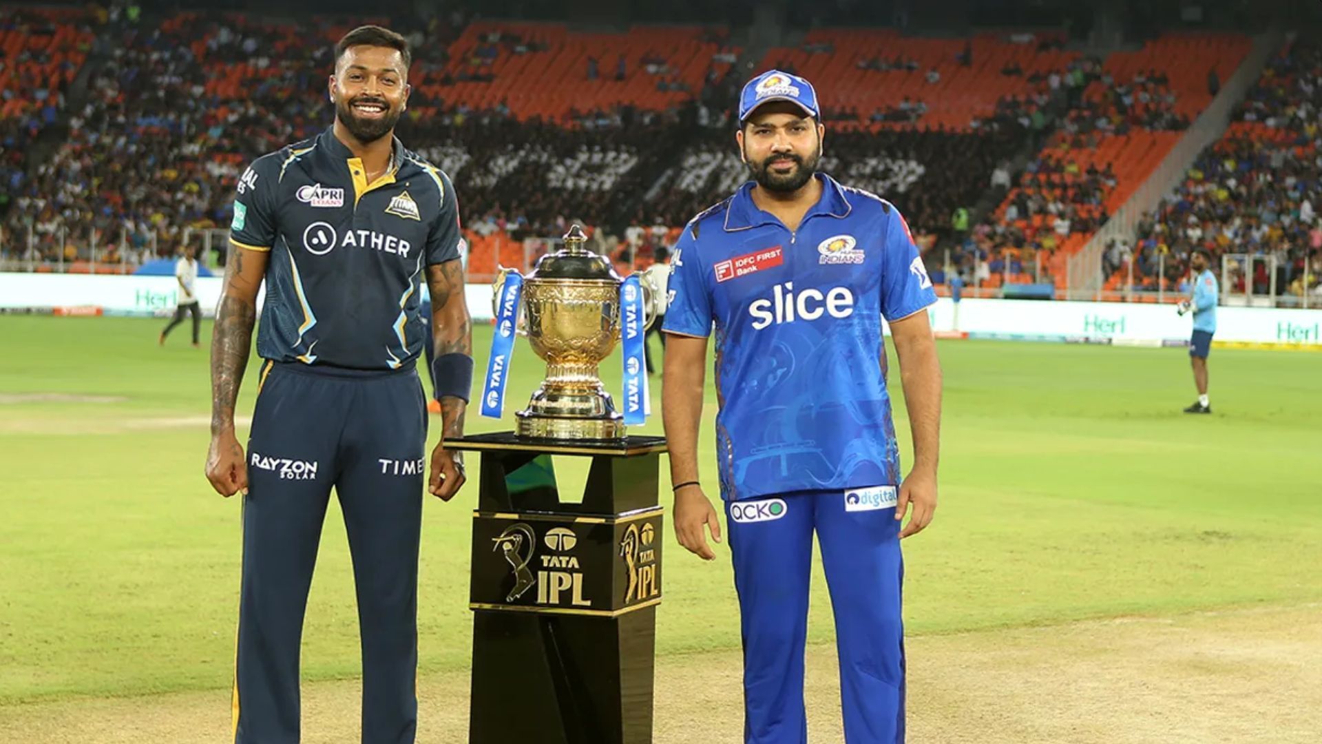 Hardik Pandya (L) &amp; Rohit Sharma