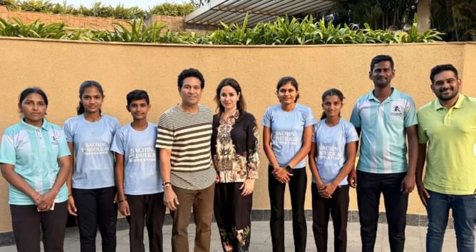 सचिन तेंदुलकर ने पत्नी अंजलि के साथ स्पेशल इवेंट में युवा एथलीटों से की मुलाकात, तस्वीरें आई सामने