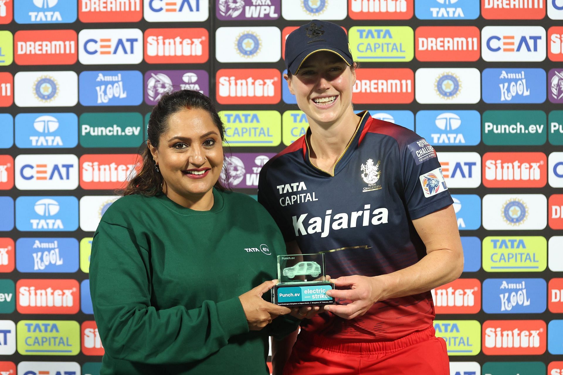 Ellyse Perry receiving an award (Image Courtesy: X/Women's Premier League)