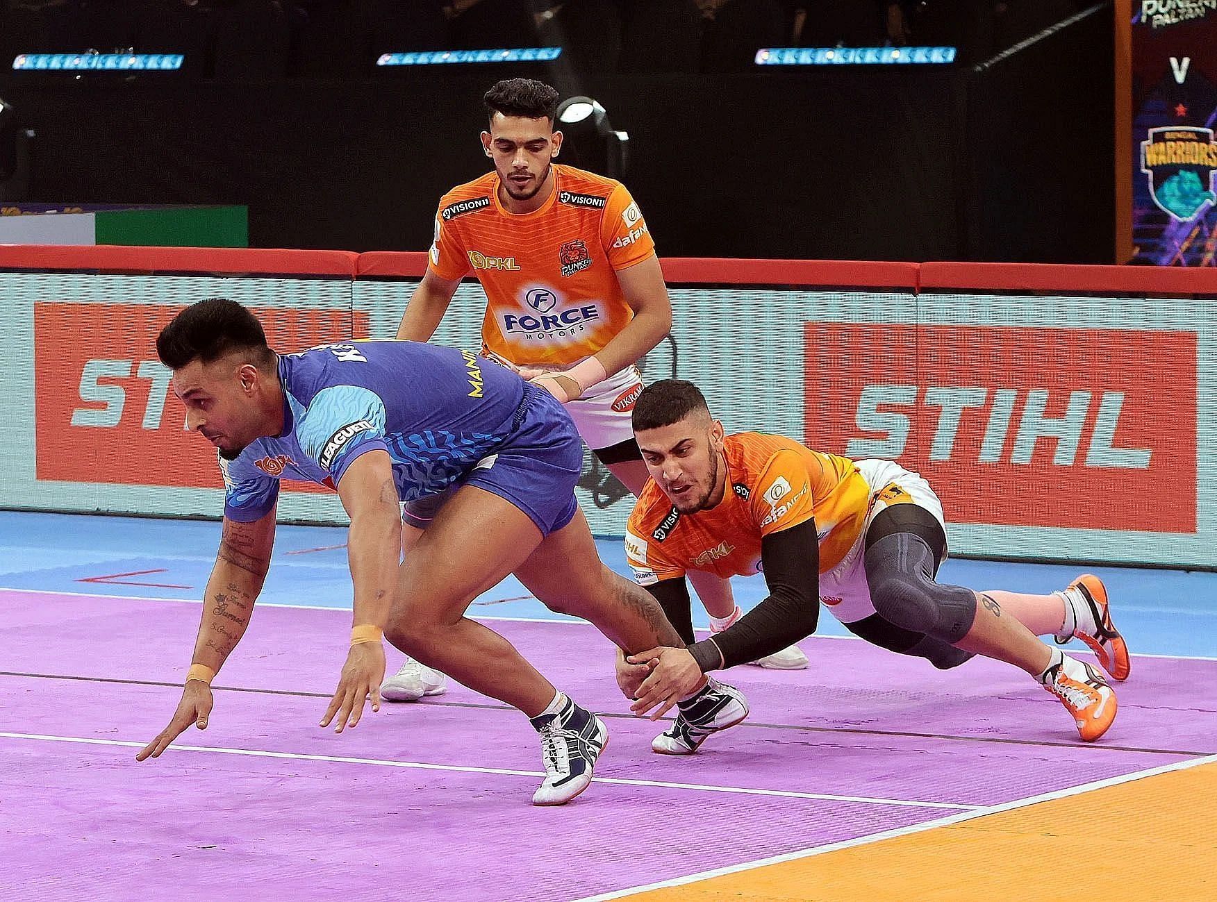 Maninder Singh (first from left) was the skipper of the Bengal Warriors in PKL 10. (Image credits: PKL)