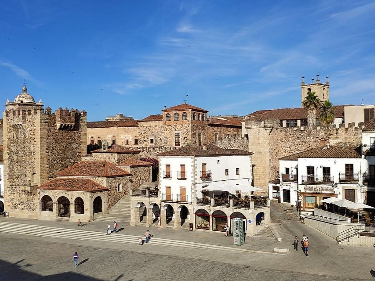 Old Town in Caceres, Spain (Image via Wikimedia Commons/Alonso de Mendoza)