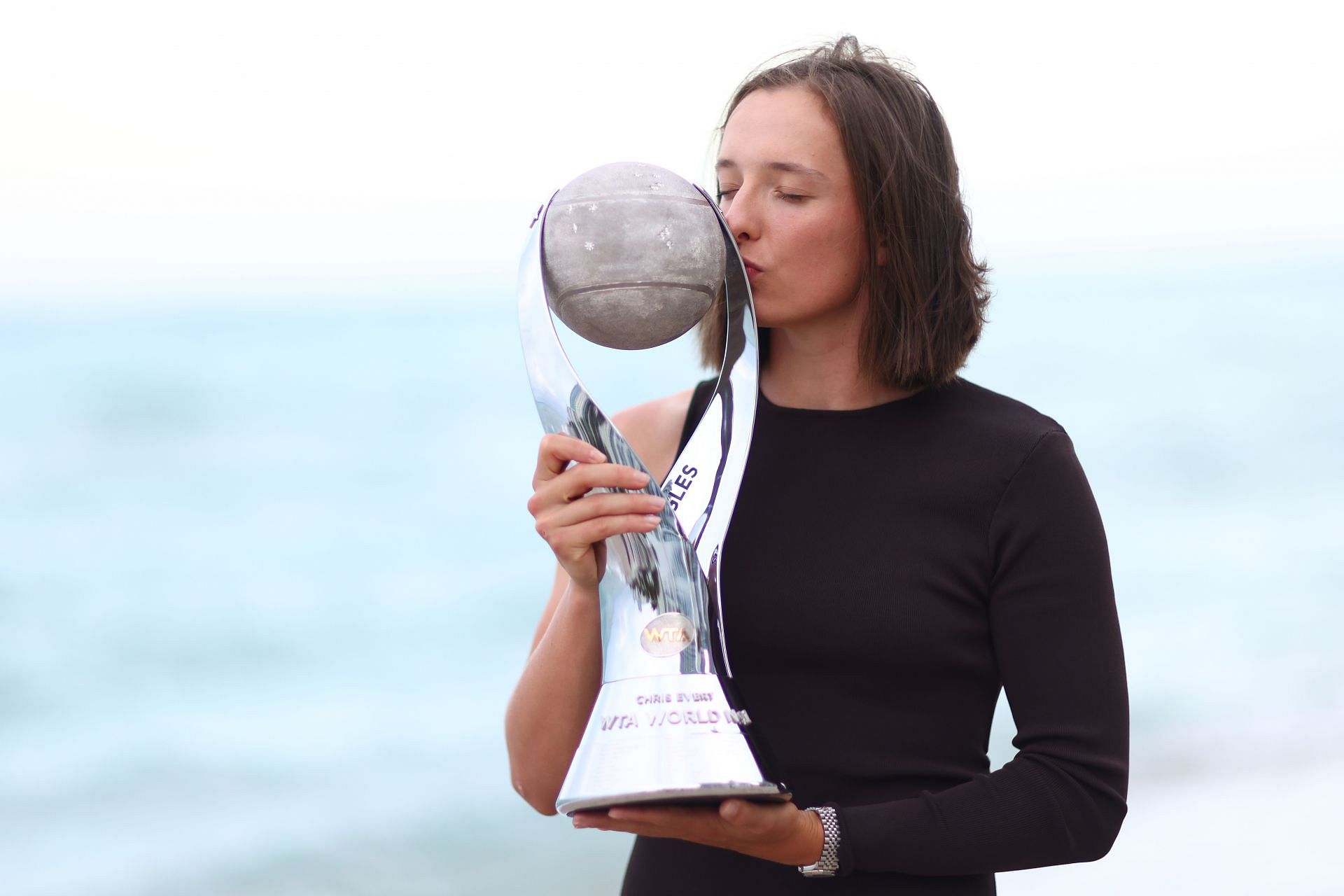 Iga Swiatek with her trophy in Miami -