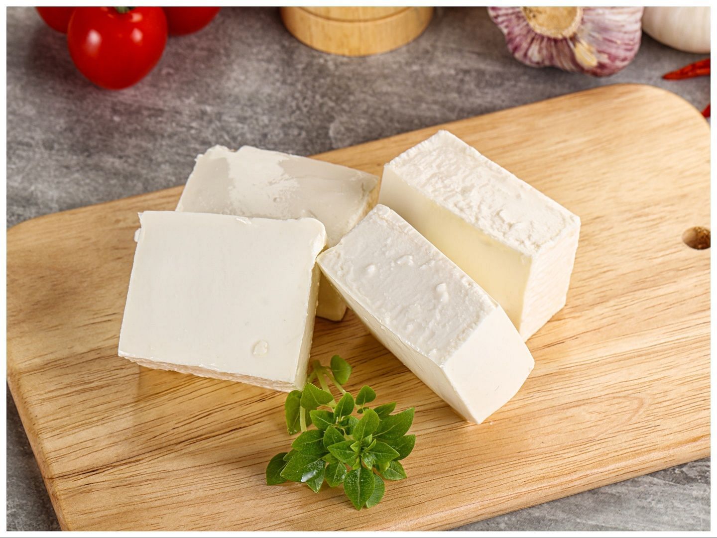 Feta cheese can be the best alternative, which is healthier (Image via Vecteezy)