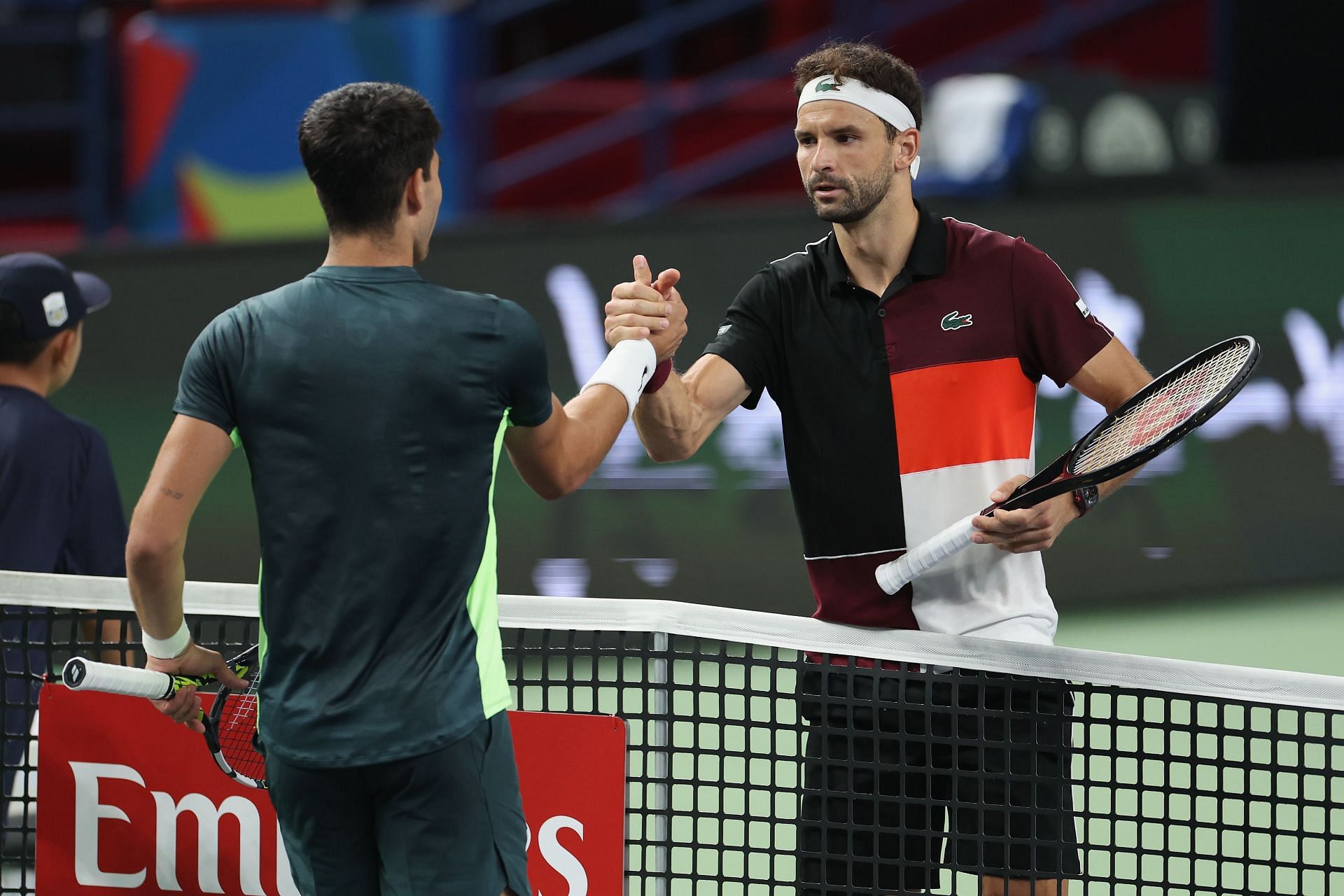 Grigor Dimitrov (R) shakes hands with Carlos Alcaraz.