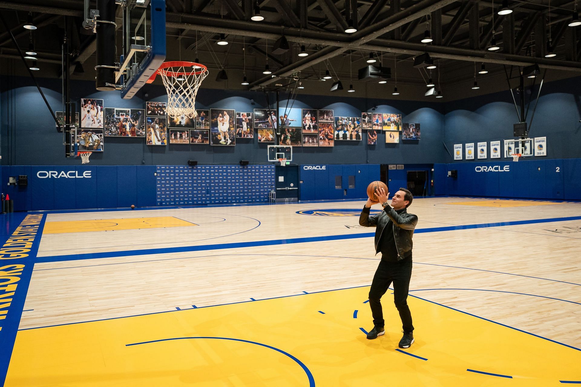 Roger Federer shooting hoops at GSW&#039;s practice facility