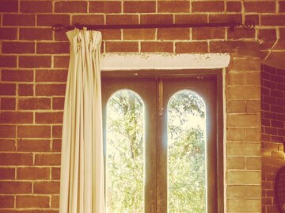 Transform spaces with elegant window dressings for luxurious decor (Image via Freepik)