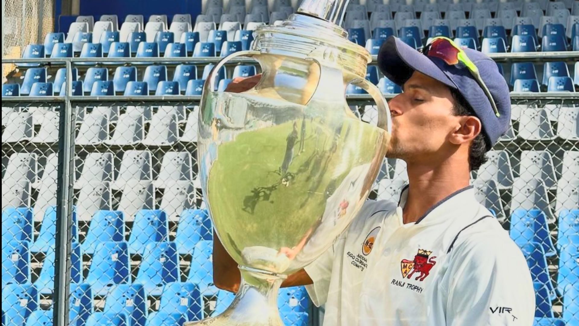 Tanush Kotian posing with the Ranji Trophy