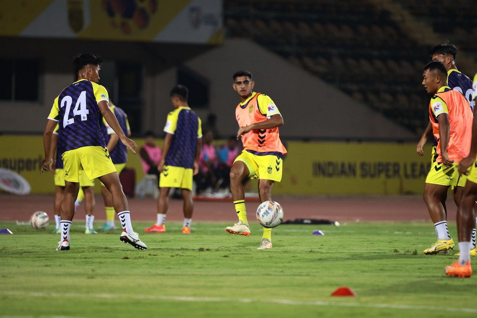 Mohammed Rafi warming up for Hyderabad FC. [Hyd FC]