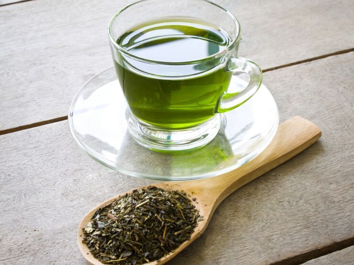 Green tea - natural anti-aging skincare ingredient (Image via Freepik)