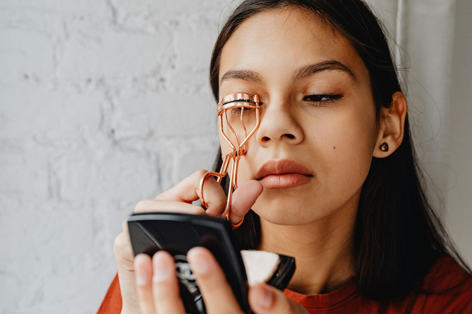 Eyelash curl and lift (Image via Pexels)