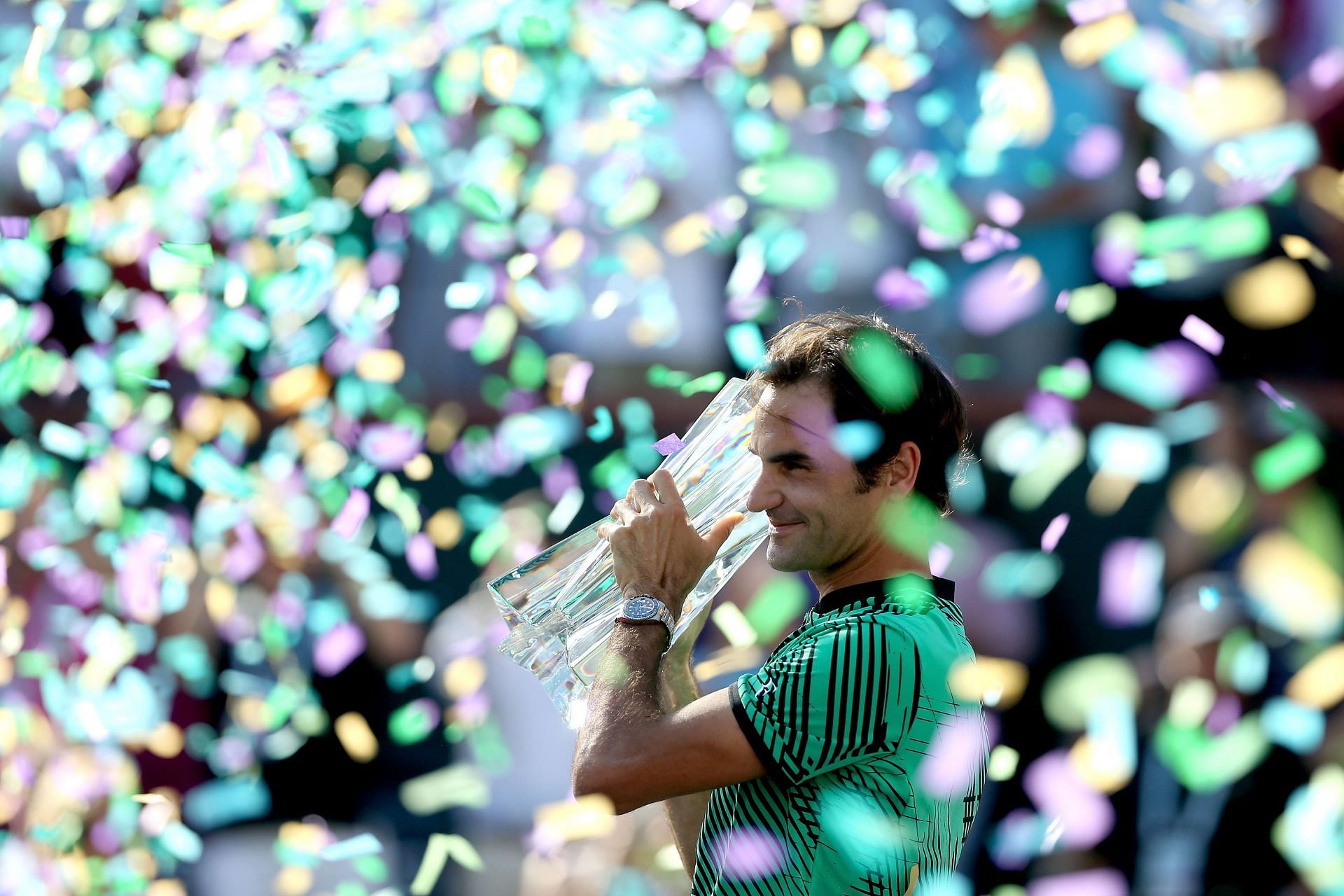 Roger Federer lifts the Indian Wells Masters 2017 men&#039;s singles trophy
