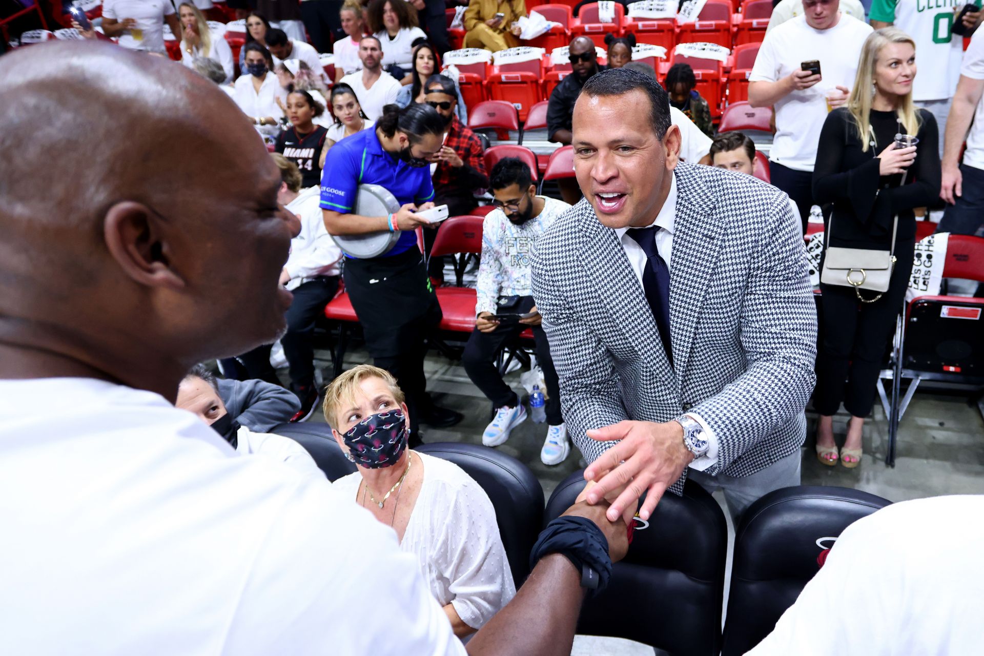 Former Kentucky star Jamal Mashburn, here shaking hands with MLB&#039;s Alex Rodriguez, had a hand in two games on the list of biggest halftime advantages.