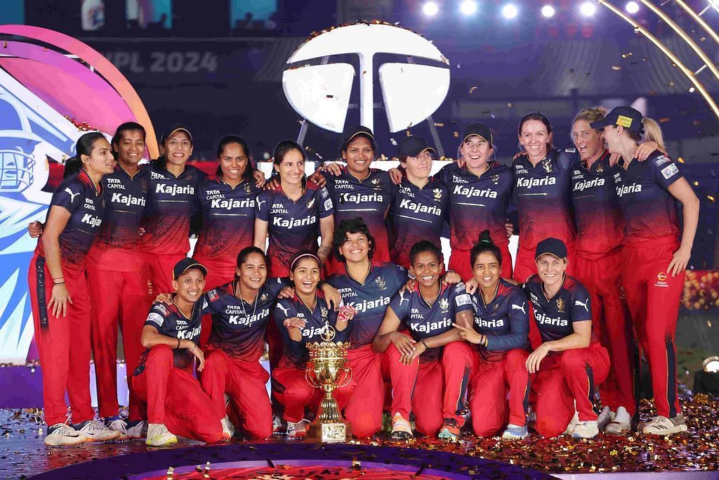रॉयल चैलेंजर्स बेंगलुरु की टीम WPL 2024 की ट्रॉफी के साथ (PIC: wplt20.com)