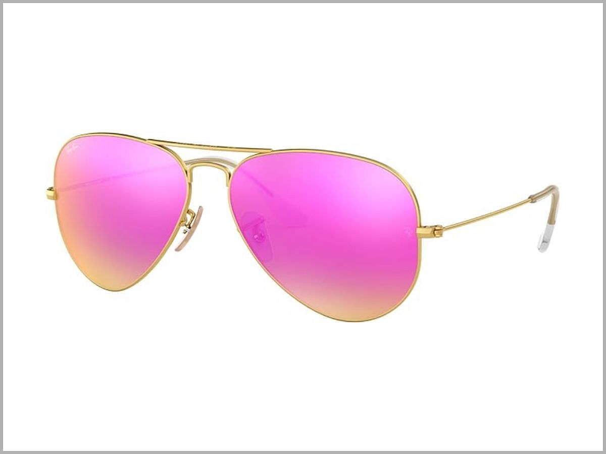 The Ray-Ban Rb3025 classic mirrored aviator sunglasses (Image via Amazon)