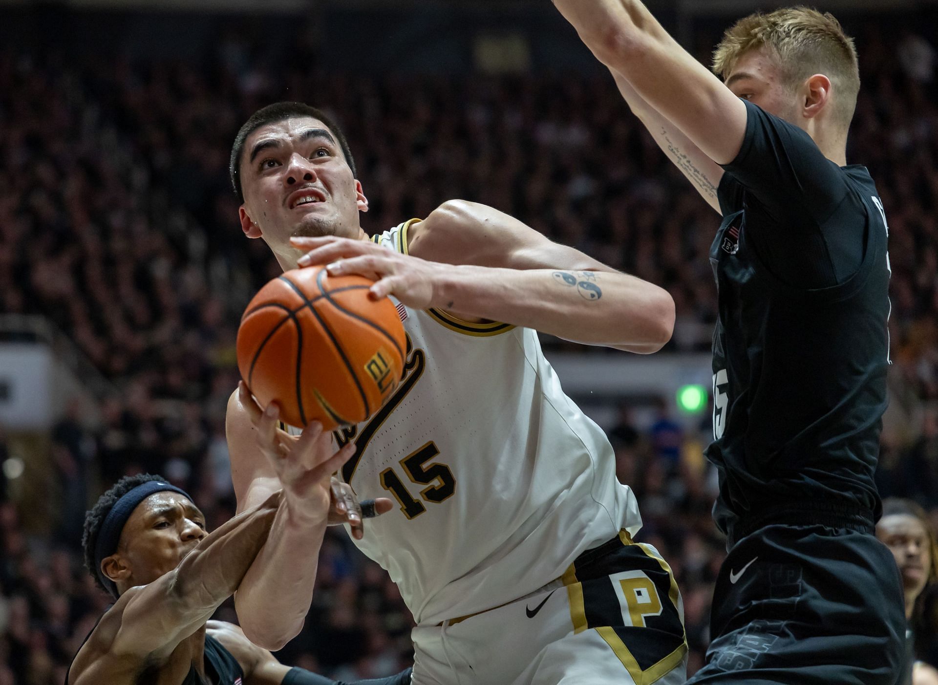 Zach Edey battles for the tough bucket