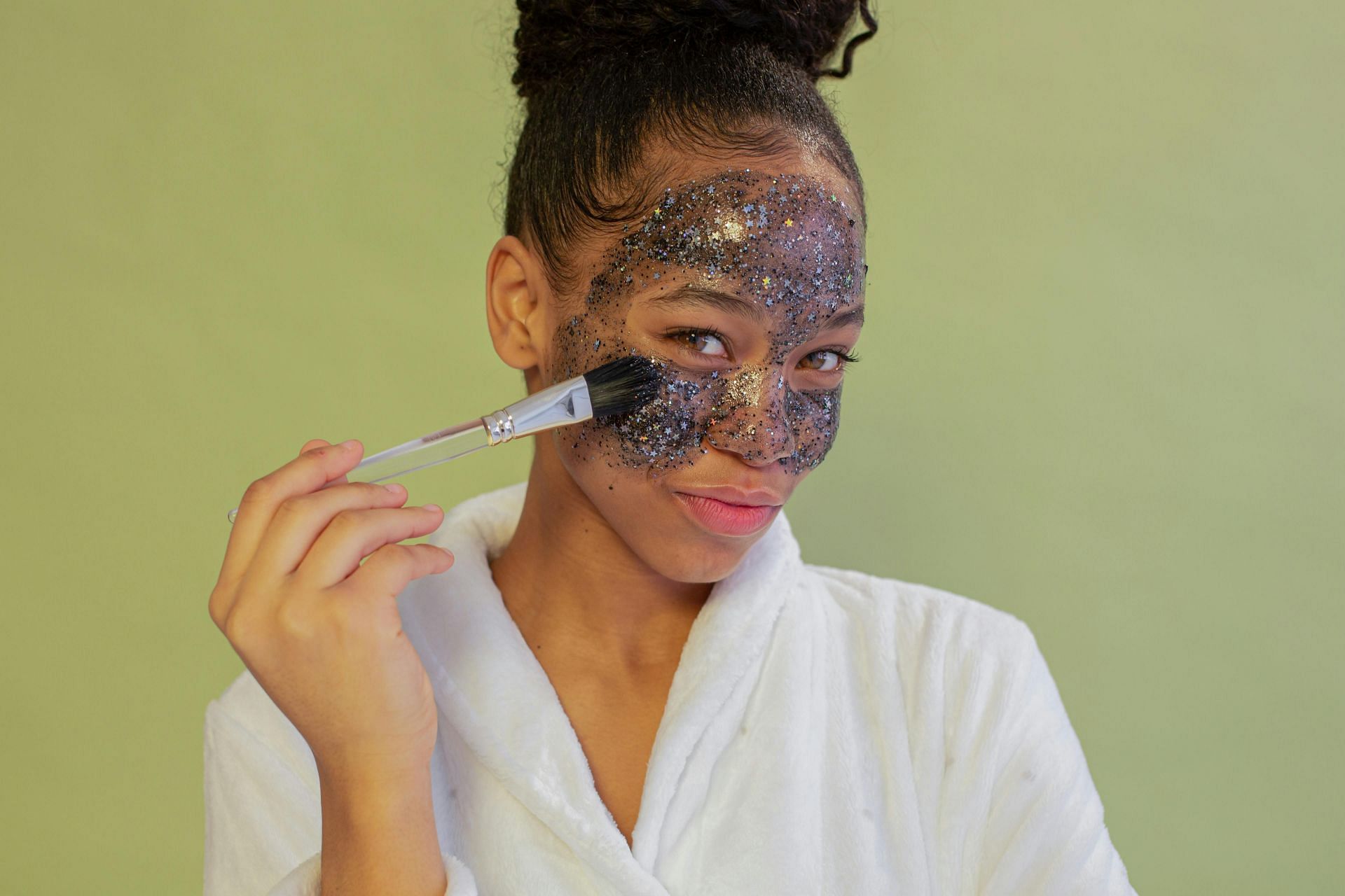 Tips to use a face mask (image sourced via Pexels / Photo by monstera)
