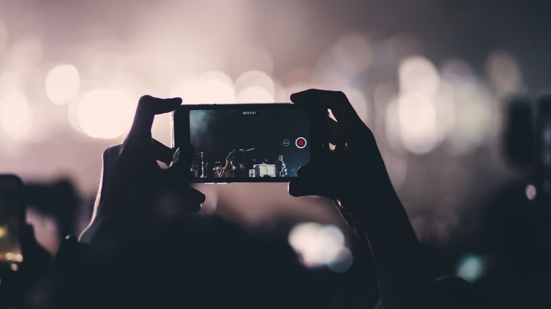 You can&#039;t pause video recording on iPhones (Image via Unsplash/Elliot Teo)