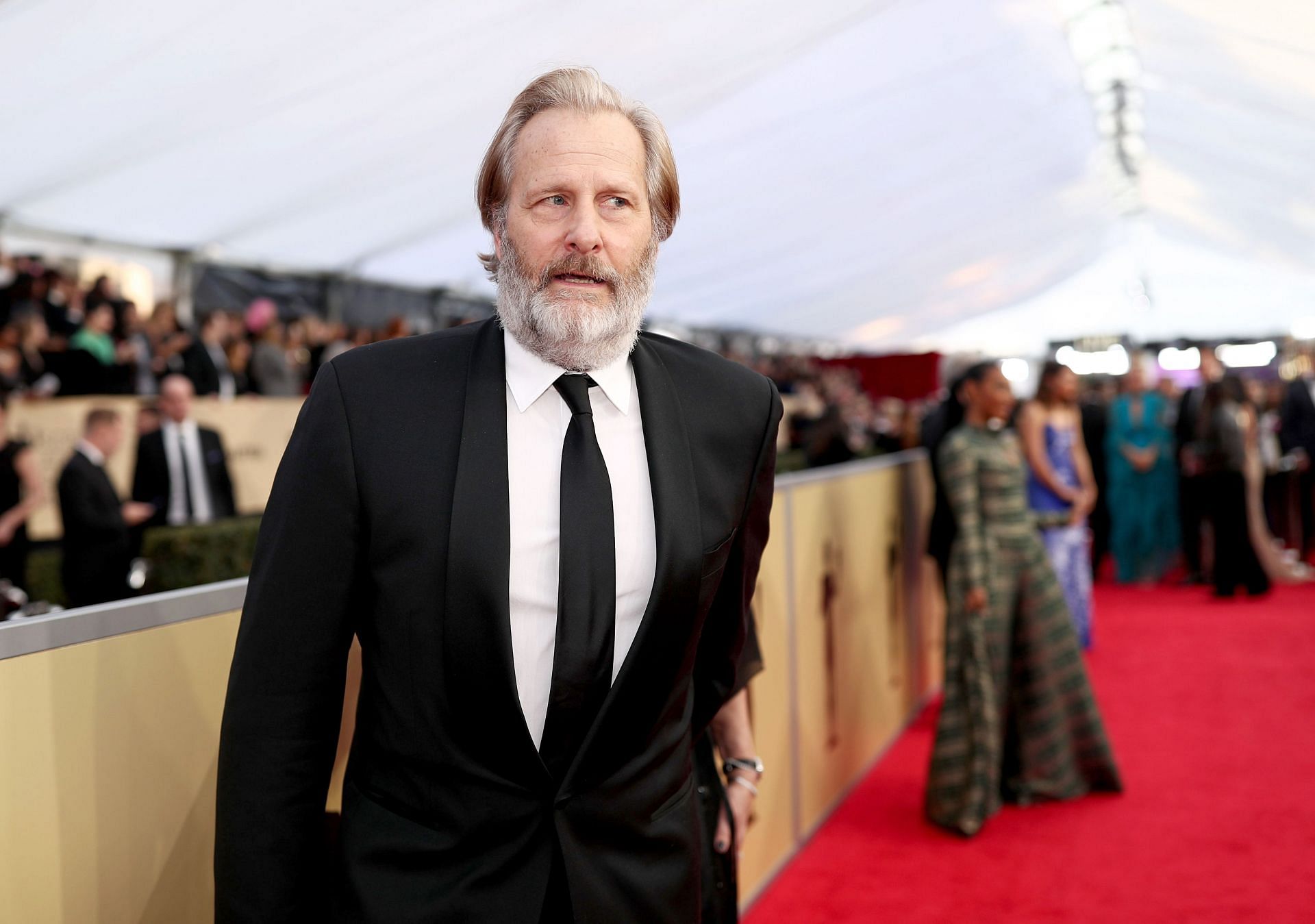 Jeff Daniels at the 24th Annual Screen Actors Guild Awards (image via Getty)