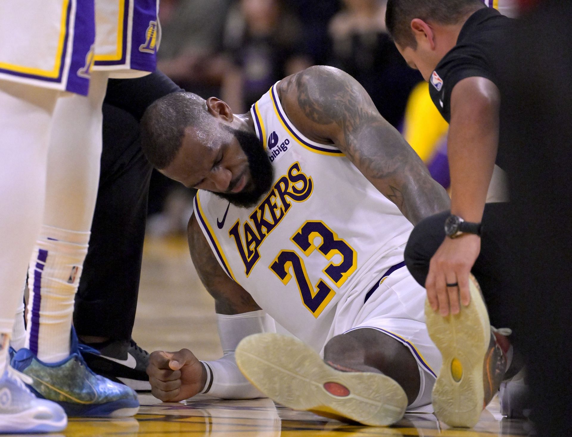 Lakers standing before shop lebron james injury