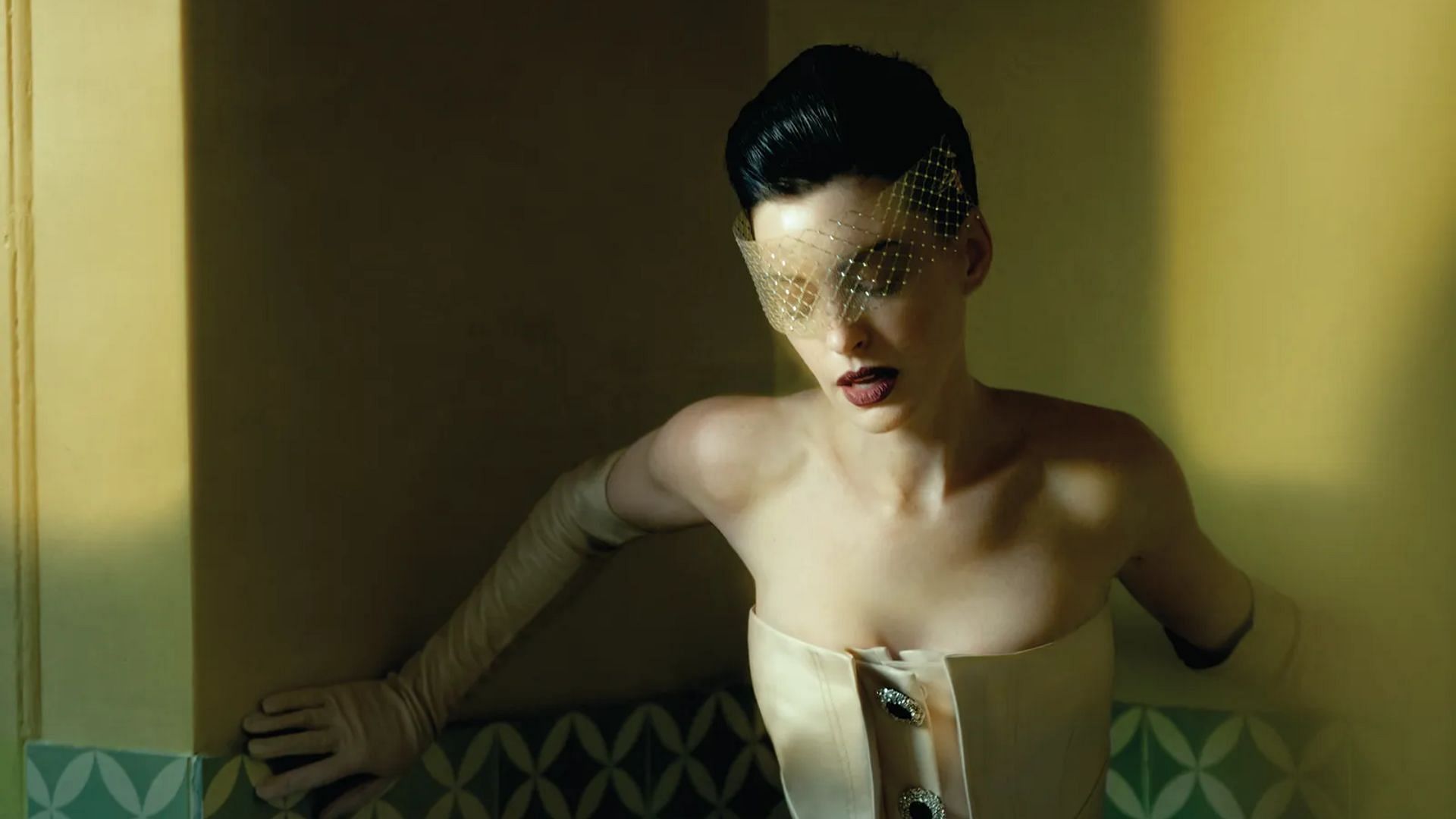 Fans excited to see Anne Hathaway&rsquo;s bold makeup for the latest magazine interview 