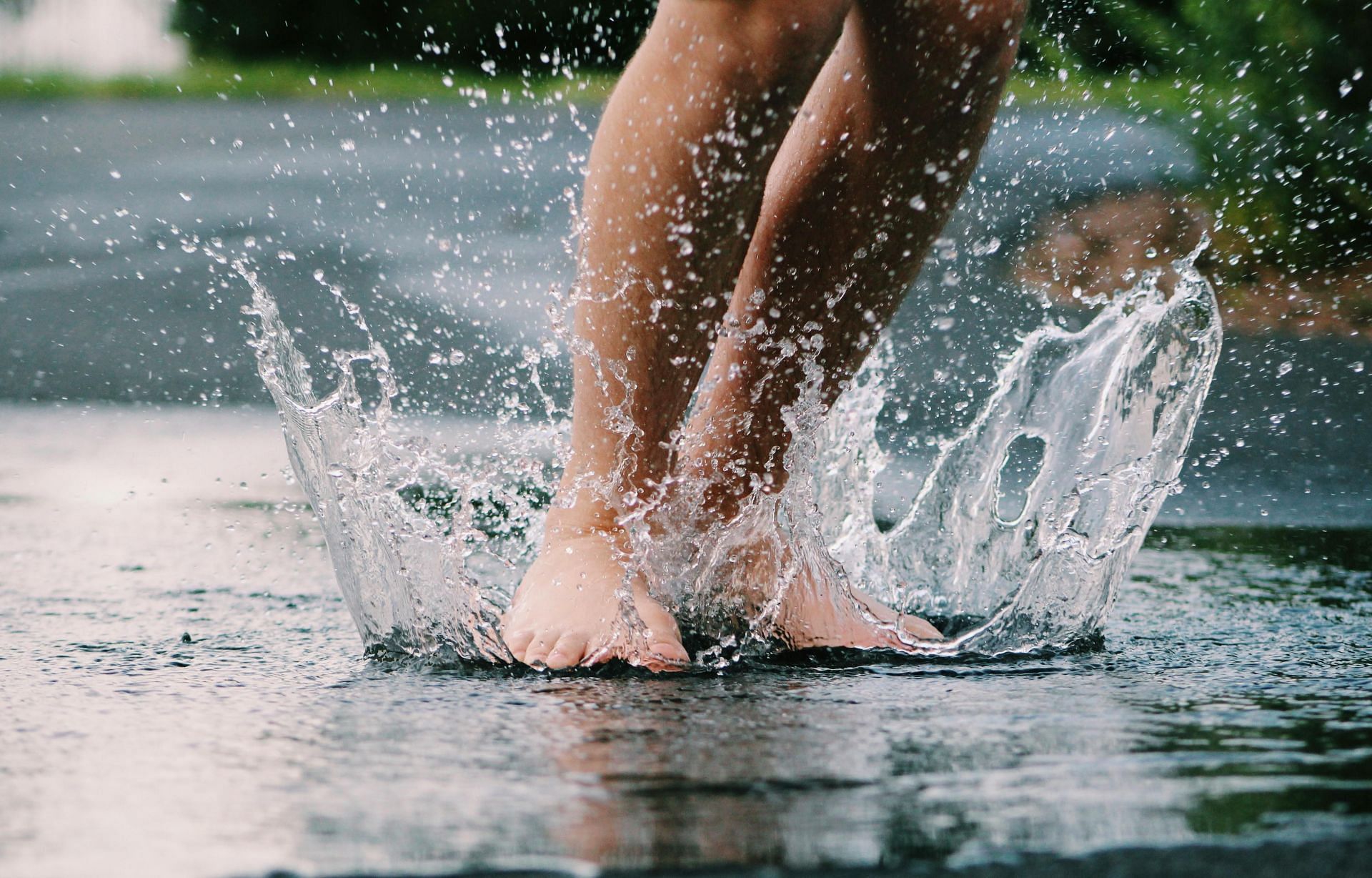 causes of swollen feet and ankles (image sourced via Pexels / Photo by noelle)