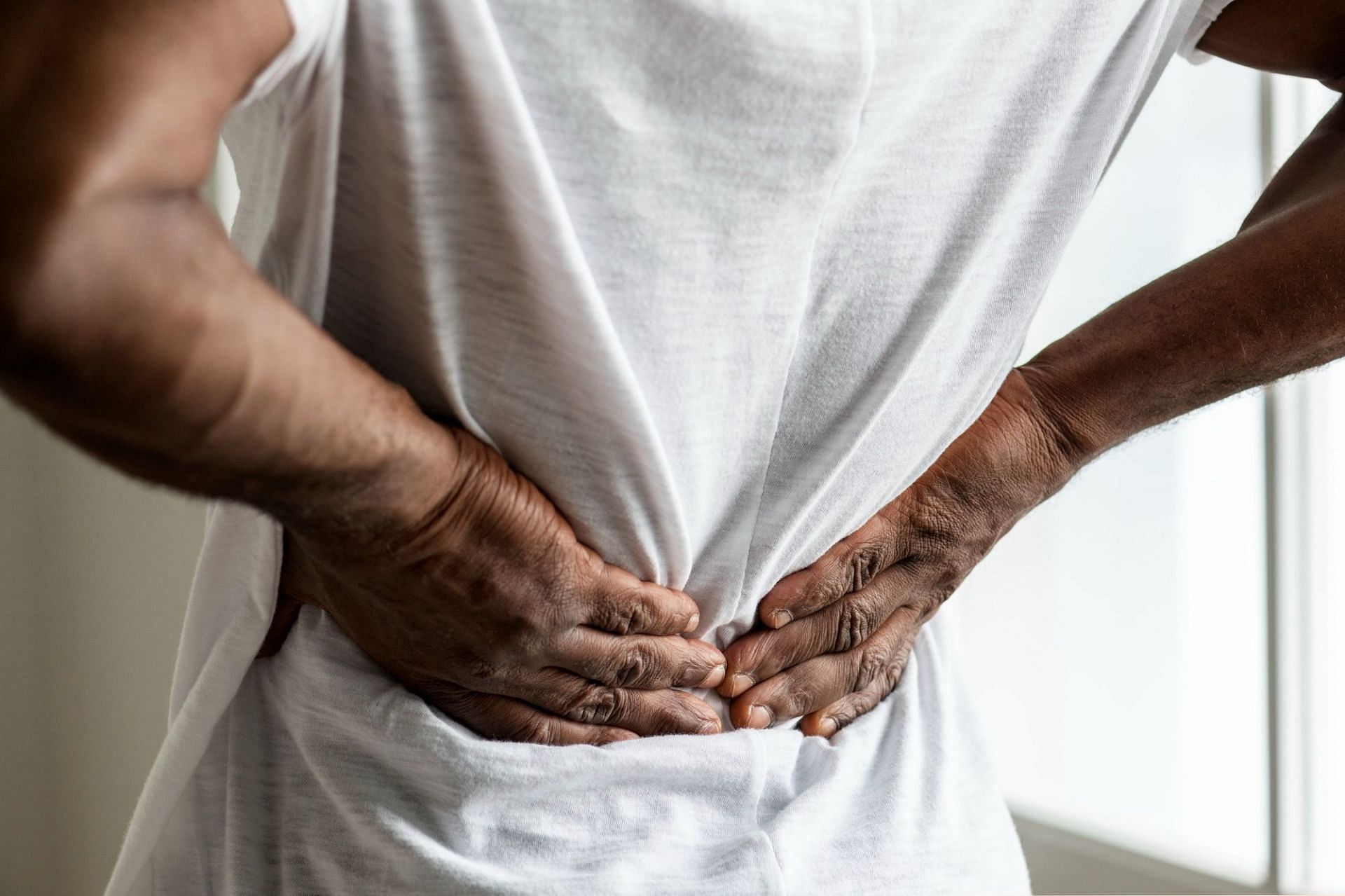 What does kidney pain feel like, if the pain is caused by kidney stones? (Image by rawpixel.com on Freepik)