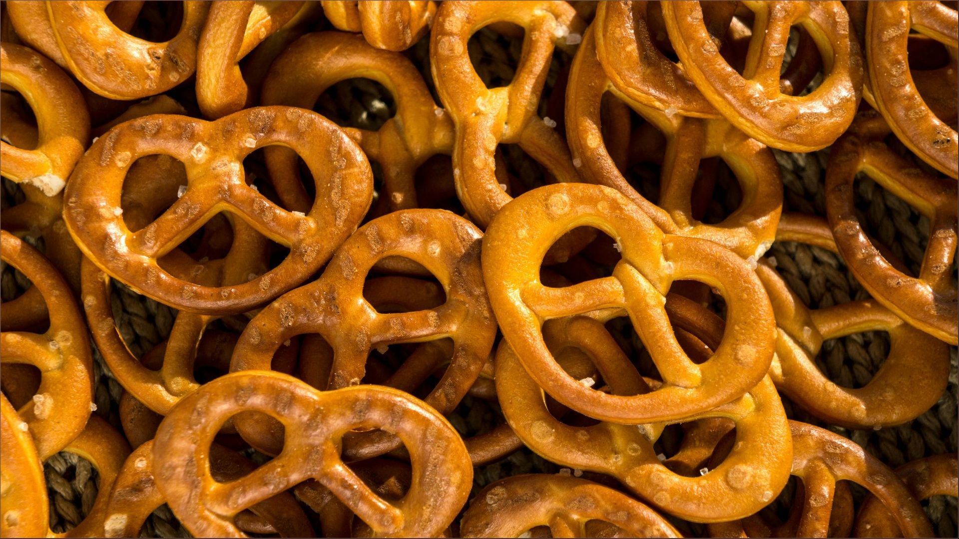 Pretzelmaker&#039;s Cinnamon Toast Crunch Cinnadust Pretzel Bites debut officially on April 1 (Image via Mari M / Pexels)