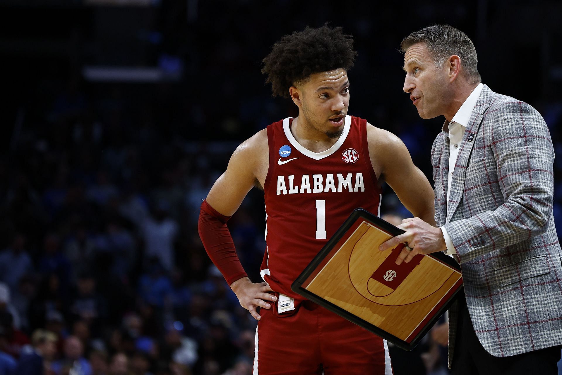 Mark Sears receives instructions from Alabama coach Nate Oats.