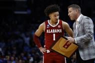 Mark Sears receives instructions from Alabama coach Nate Oats.